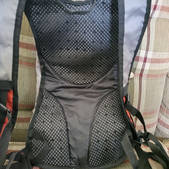 Coleman Revel 8L Hydration Backpack 2L Bladder Red Black Hiking Outdoors Pack - Picture 3 of 10